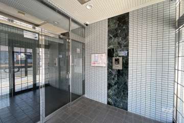 エントランスはオートロック付きです。
