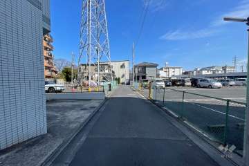 敷地南側の前面道路（西側から）