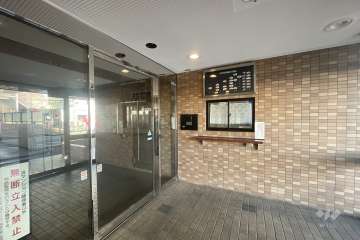 エントランスはオートロック付きです。