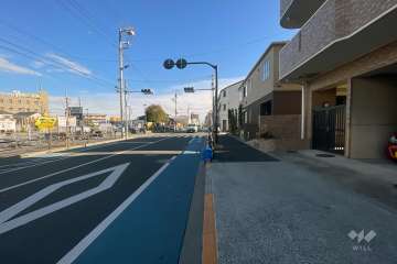 敷地の南側前面道路（東側から）