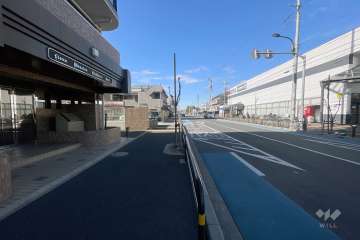 敷地の南側前面道路（西側から）