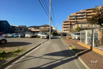 敷地西側の前面道路（南側から）