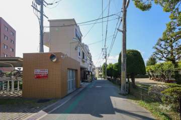 敷地西側の前面道路（北側から）
