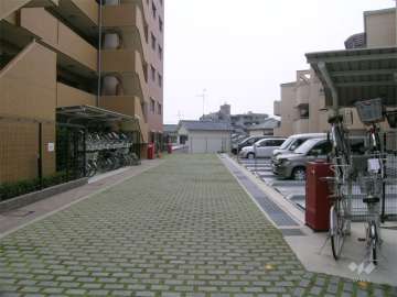 駐輪場と敷地内駐車場