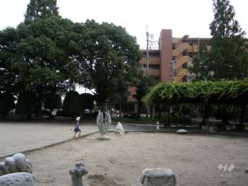 敷地の北西側には、石橋公園があります。