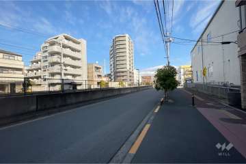 敷地北東側の前面道路（北西側から）