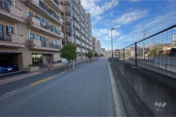 敷地北東側の前面道路（南東側から）