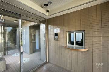 エントランスはオートロック付きです。