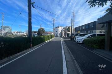 敷地の北西側前面道路（南西側から）