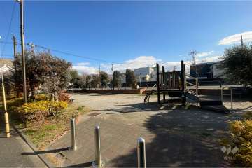 敷地に隣接した『神明はなみずき児童遊園』