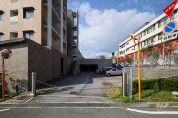 駐車場の出入口（東側）（ロボットゲート付き）