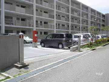 敷地内駐車場(北側)ロボットゲート付きです。
