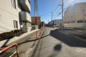 敷地西側の前面道路（北側から）