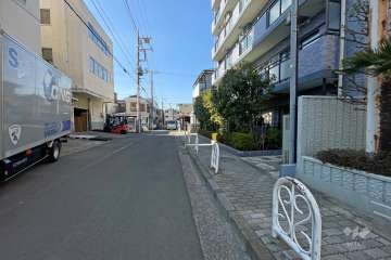 敷地南側の前面道路（東側から）
