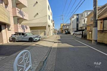 敷地南側の前面道路（西側から）