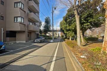 敷地北側の前面道路（東側から）