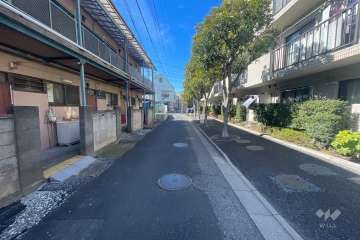 敷地の南側前面道路（東側から）