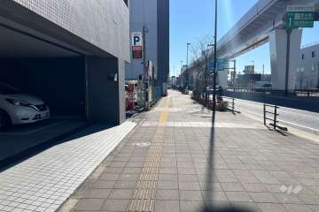 敷地西側の前面道路（北側から）