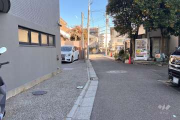 敷地南側の前面道路（西側から）
