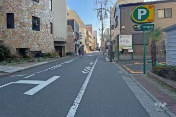 敷地の南側前面道路（東側から）