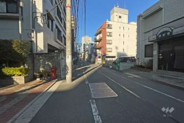 敷地の南側前面道路（西側から）
