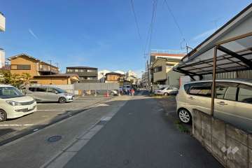 敷地南側の前面道路（西側から）