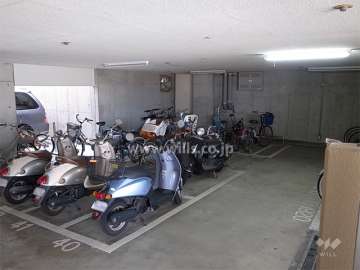駐車場の横にある屋内の駐輪場とバイク置き場