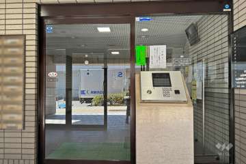エントランスはオートロック付きです。