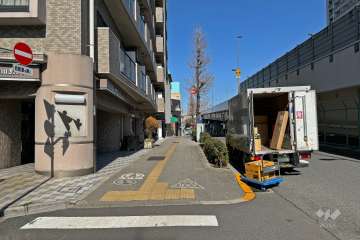 敷地東側の前面道路（南側から）