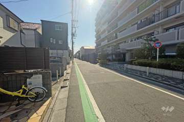 敷地東側の前面道路（北側から）