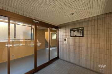 エントランスはオートロック付きです。