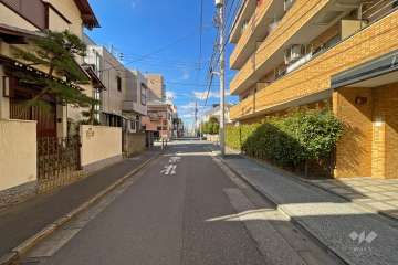 敷地南側の前面道路（東側から）