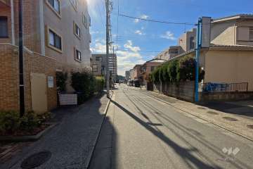 敷地西側の前面道路（北側から）