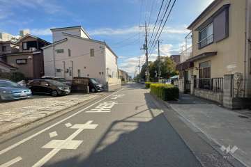 敷地西側の前面道路（北側から）