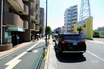 敷地の南側前面道路（西側から）