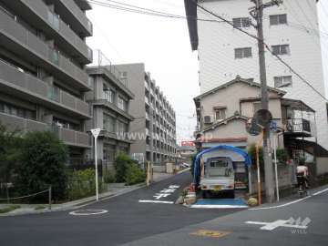 敷地の南側前面道路。すぐ南側を阪急宝塚線が走っています。