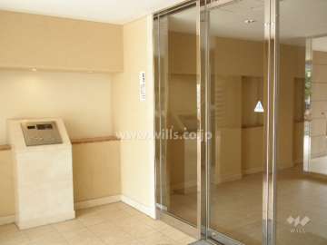 エントランスはオートロック付きです。