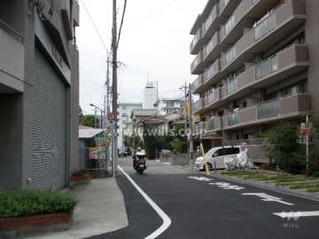 敷地の西側前面道路。周辺はマンションと一戸建てが混在する住宅地です。
