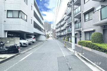 敷地の南側前面道路（東側から）