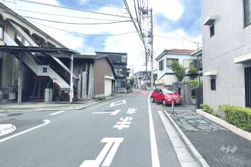 敷地の南西側前面道路（南東側から）