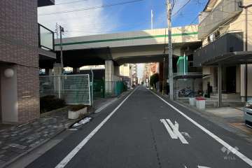 敷地北側の前面道路（東側から）