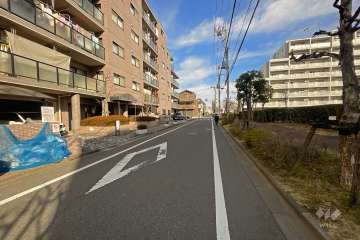 敷地東側の前面道路（南側から）