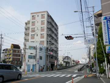 プリ・メゾン石橋の外観。171号線沿いにあります。