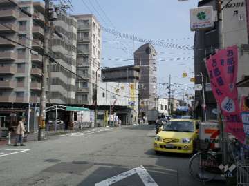 マンションの西側道路の様子。店舗が並んでいます。