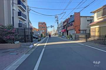 敷地北側の前面道路（東側から）