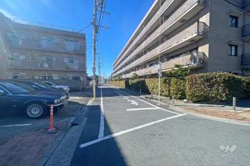 敷地南側の前面道路（東側から）