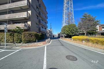 敷地東側の前面道路（南側から）