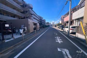 敷地北側の前面道路（東側から）