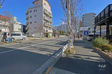 敷地の北側前面道路（西側から）