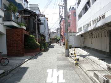 敷地の北側道路（東側から）